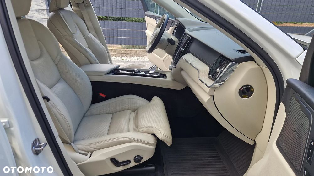 Volvo XC 60 B5 B AWD Momentum Pro - 26