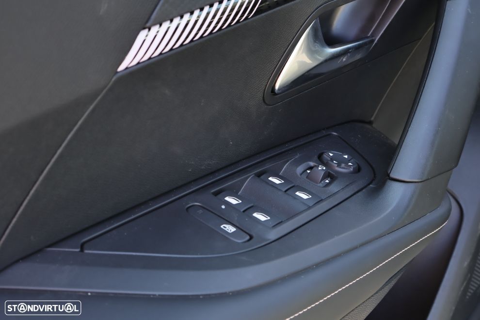 Peugeot e-2008 54 kWh Allure - 16
