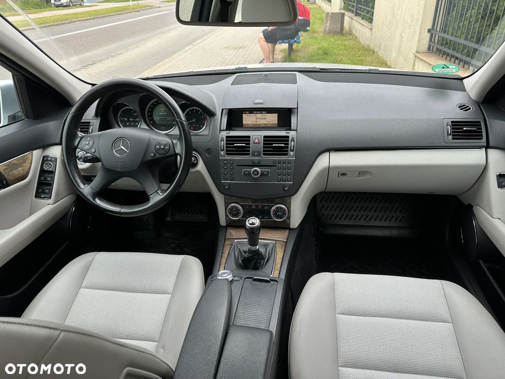 Mercedes-Benz C-Class 2010 photo 2