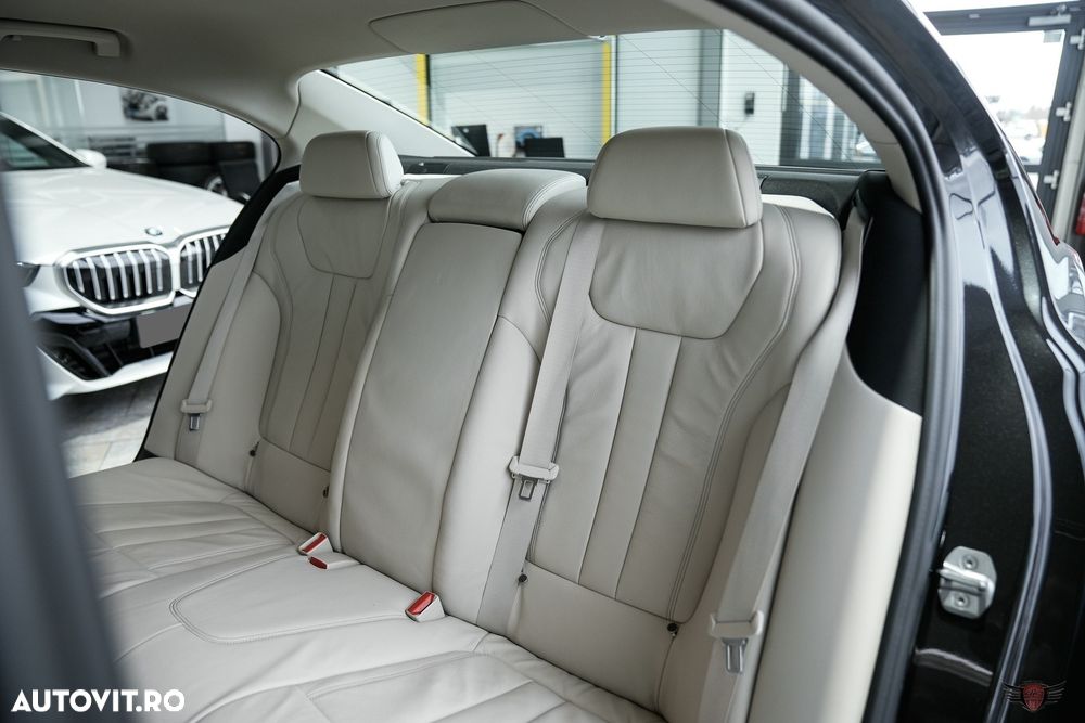 BMW Seria 7 745e - 19