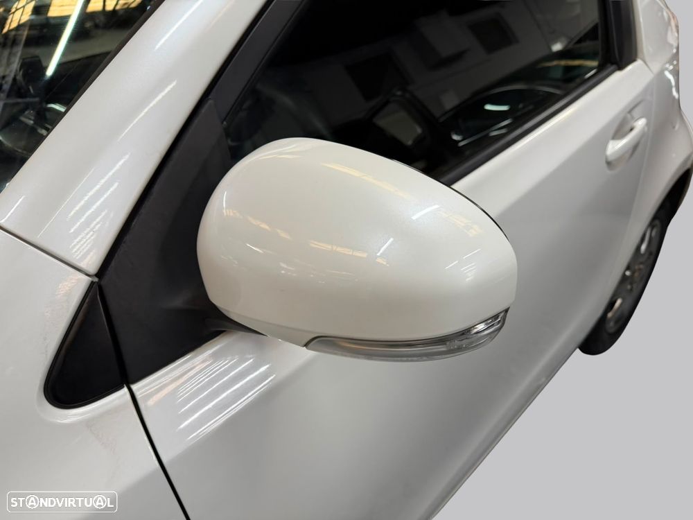 Toyota iQ - 7