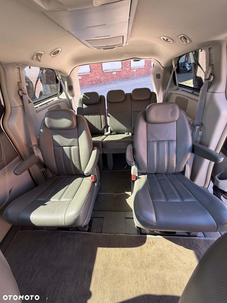 Chrysler Town & Country - 6