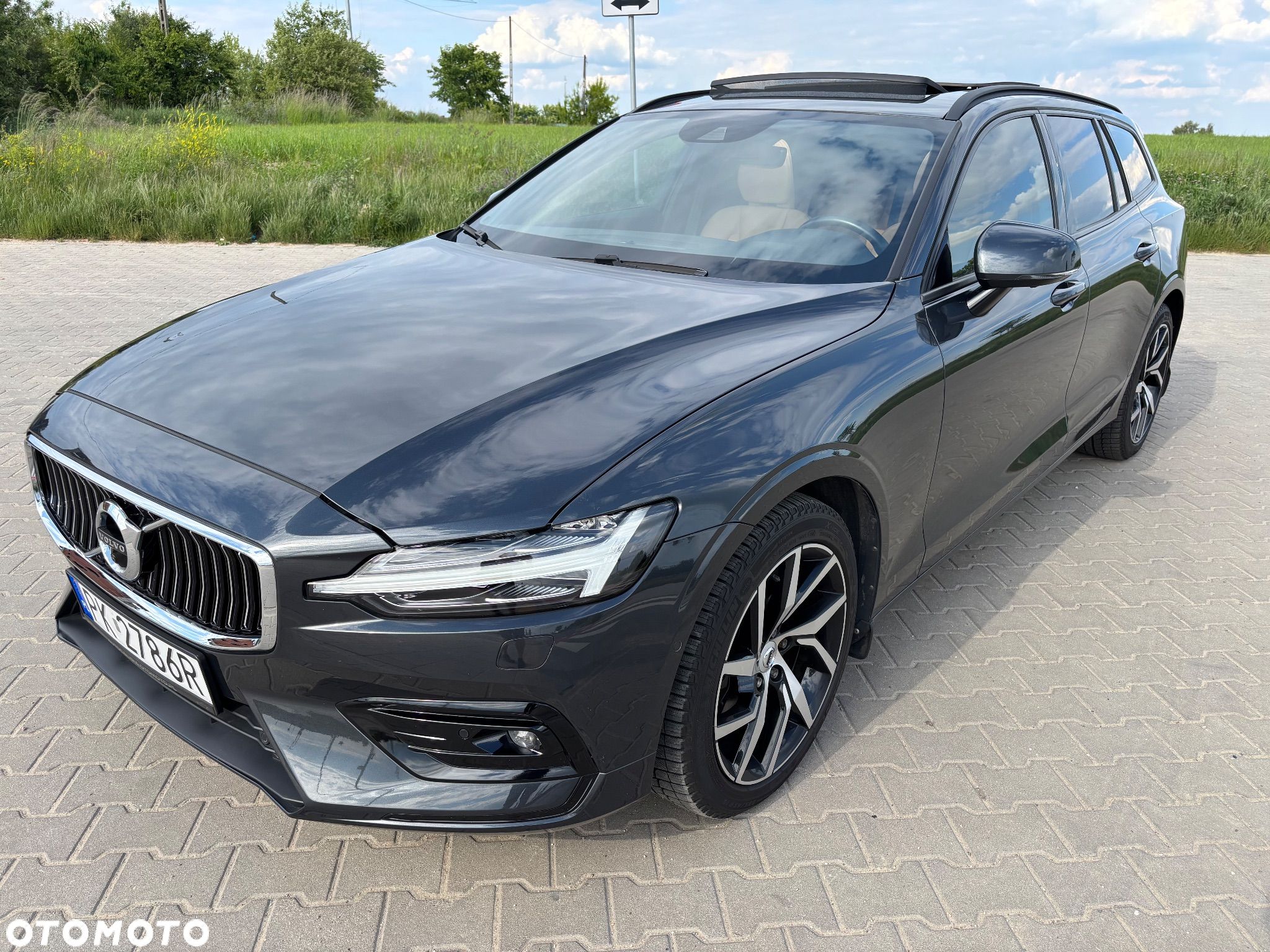 Volvo V60 T6 AWD Momentum Pro - 1