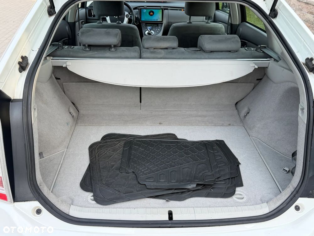 Toyota Prius (Hybrid) Executive - 36