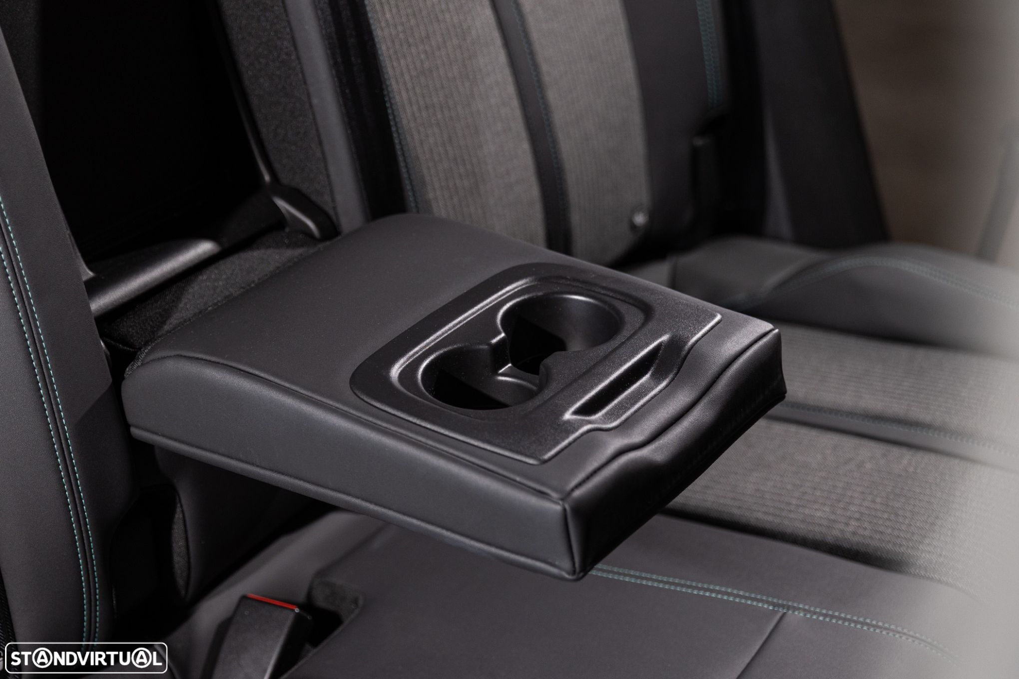 Peugeot 3008 1.6 Hybrid Allure e-EAT8 - 31