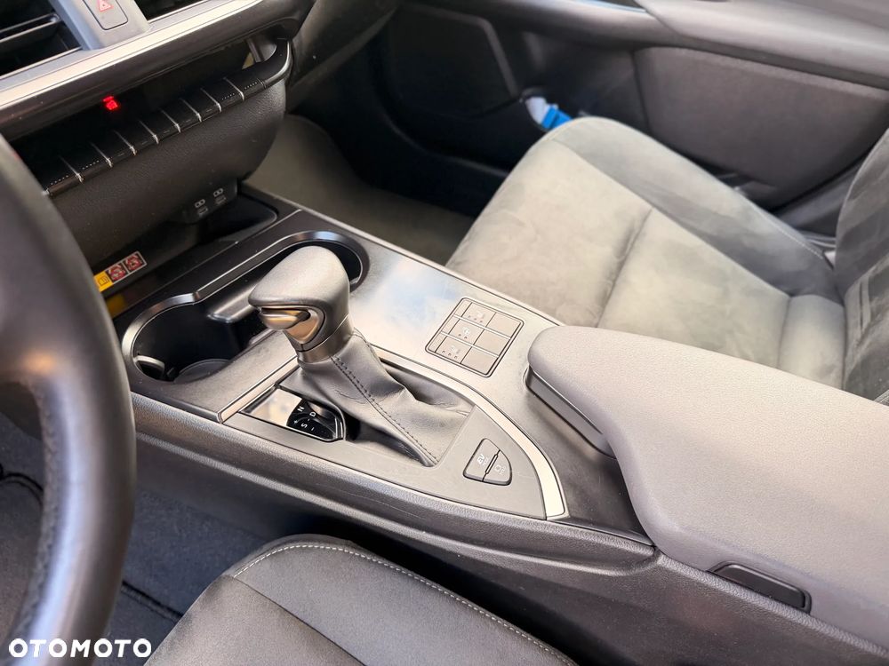 Lexus UX 250h GPF Business 2WD - 28
