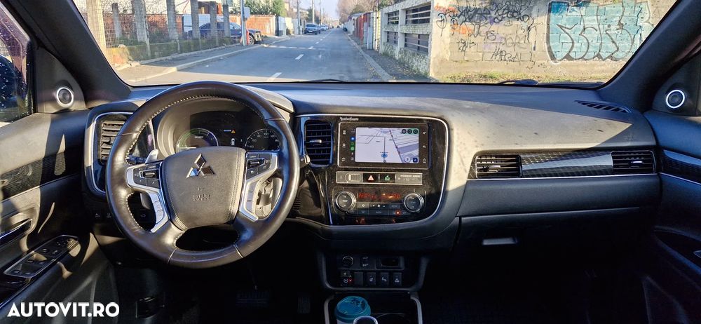 Mitsubishi Outlander PHEV 2.4 L 4X4 Instyle+ - 24