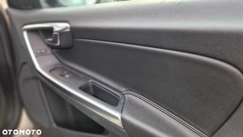 Volvo V60 D4 Drive-E Momentum - 17