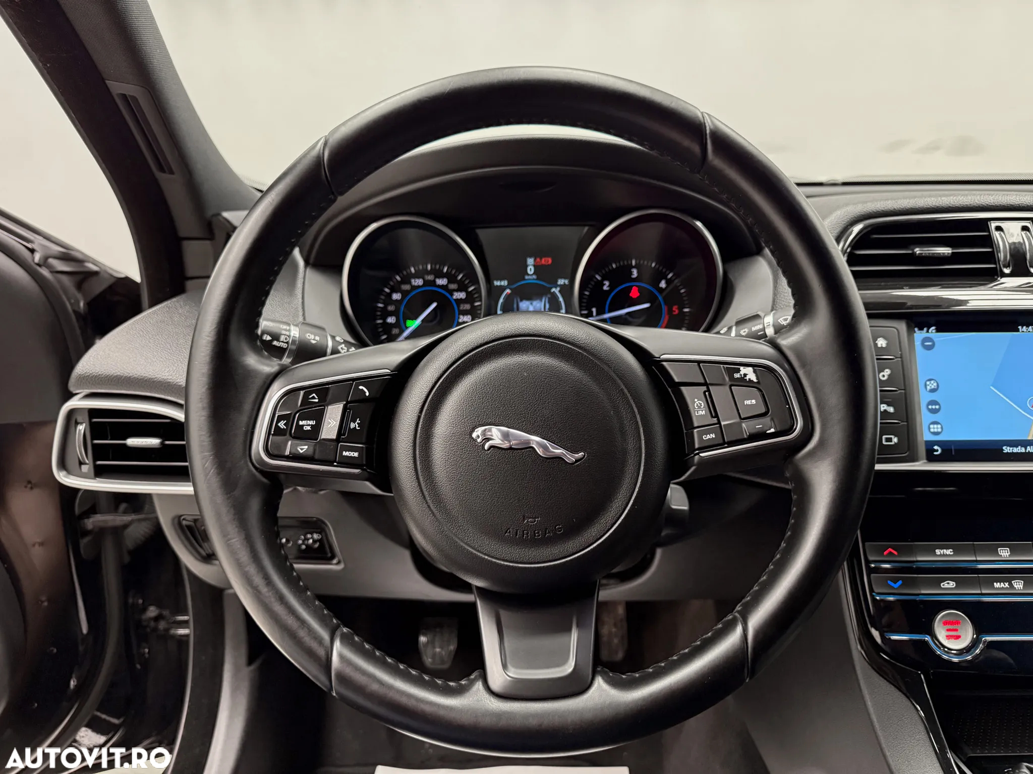 Jaguar XE 2.0 Pure - 26