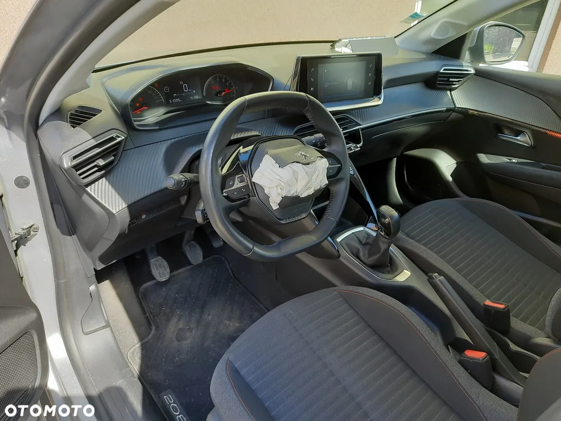 Peugeot 208 - 18