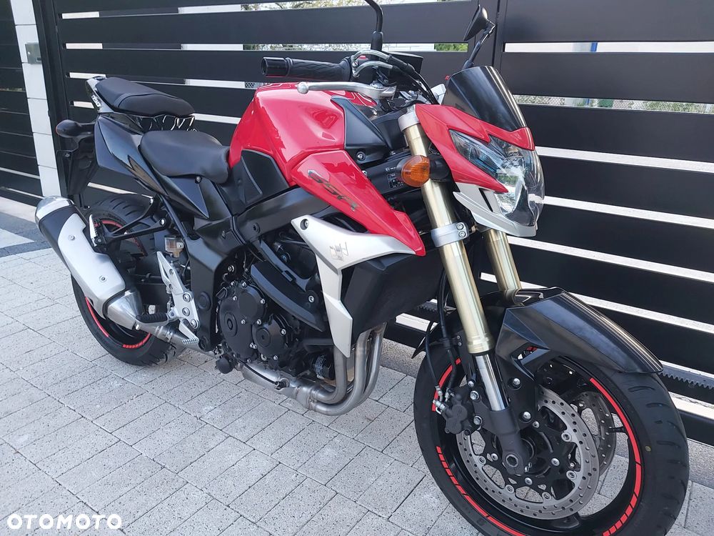 Suzuki GSR - 9