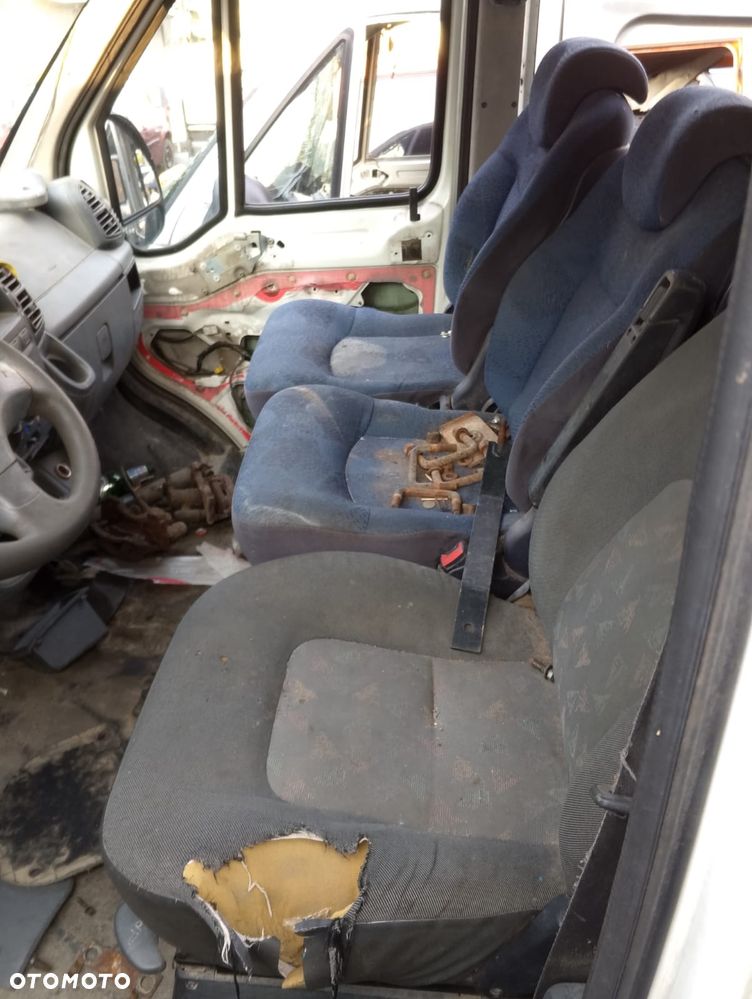 Citroen Jumper I  (94-02r.) 2.8 HDI 126KM. Silnik L813 Skrzynia 20UM04 lakier EWP blanc Banquise. Cały na części GWARANCJA !!!  Przód Tył Zestaw Komplet Drzwi Klapa Zderzak Błotnik Maska Grill Atrapa Szyba Pas Lampa Lusterko Boczki Fotel Kanapa Kokpit Deska Rozdzielcza Przełącznik Włącznik Sterownik Przewody Wiązka Instalacja Moduł Komputer Czujnik Listwa Pompa Alternator Wtryski Głowica Rozrusznik Kompresor Sprzęgło Dwumas Silnik Skrzynia ABS Klimatyzacji Paliwa Wspomagania Kolektor Turbina Przepustnica Zawór Chłodnica Koło Hak Belka Sanki Zawieszenie Mcpherson Półoś Amortyzator Wydech Tłumik Zacisk Most - 7