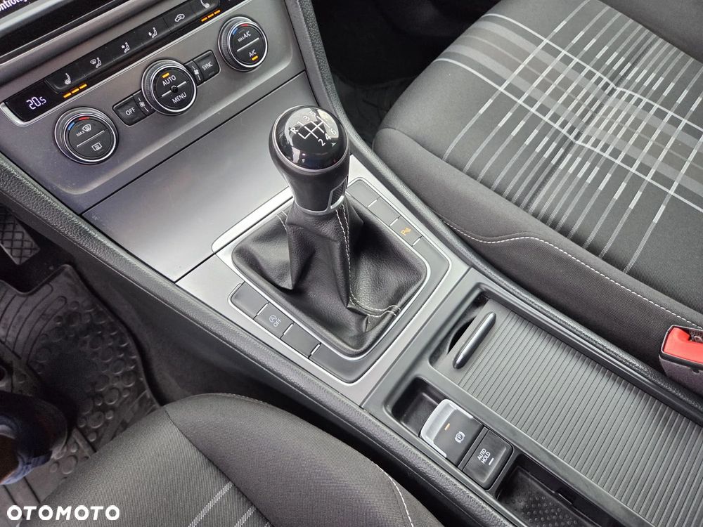 Volkswagen Golf 2.0 TDI BlueMotion Technology Lounge - 35