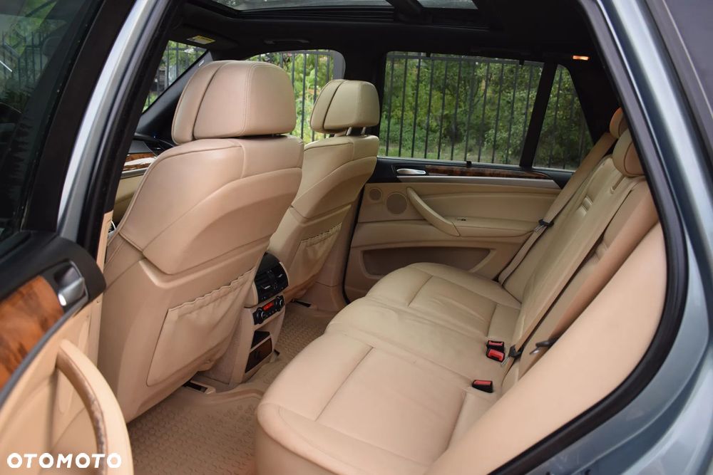 BMW X5 4.8i xDrive - 9