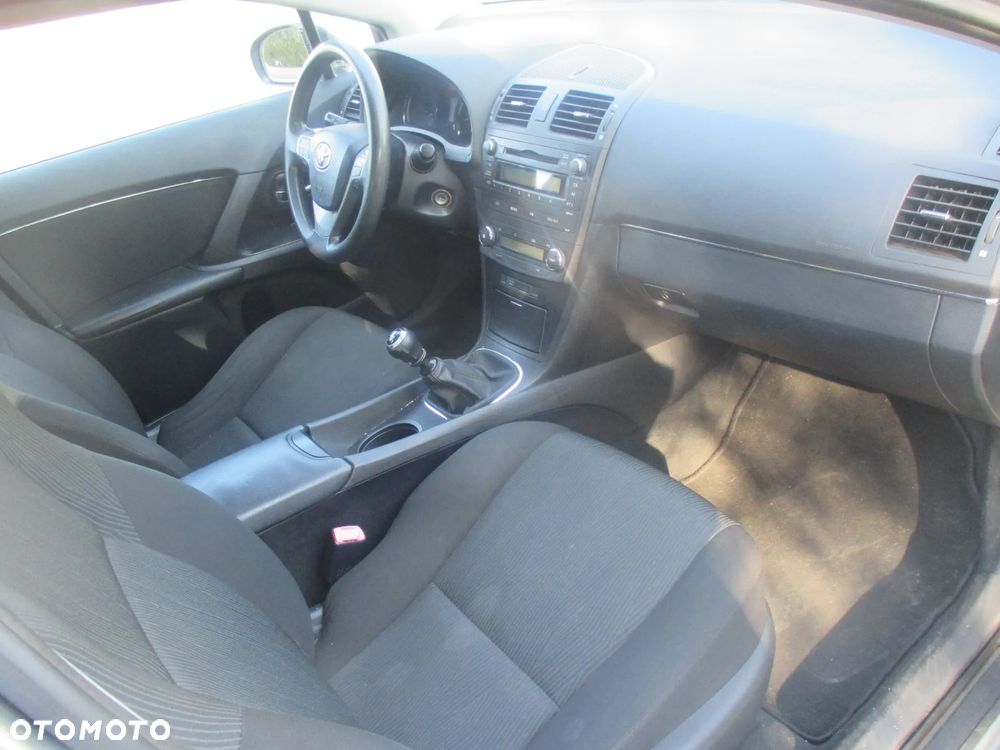 Toyota Avensis 1.8 Sol - 26