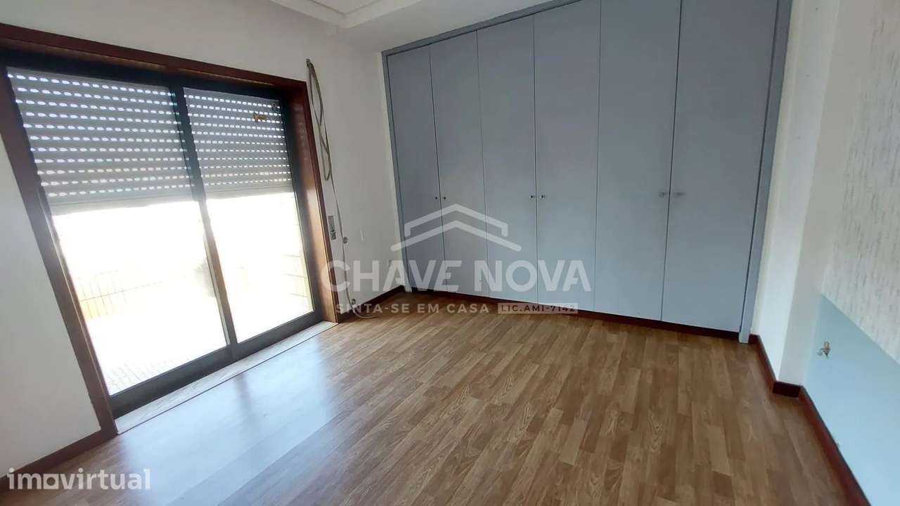 FN - T2 Último Piso com Terraço e Garagem Fechada | S.F.MARINHA - Grande imagem: 5/12