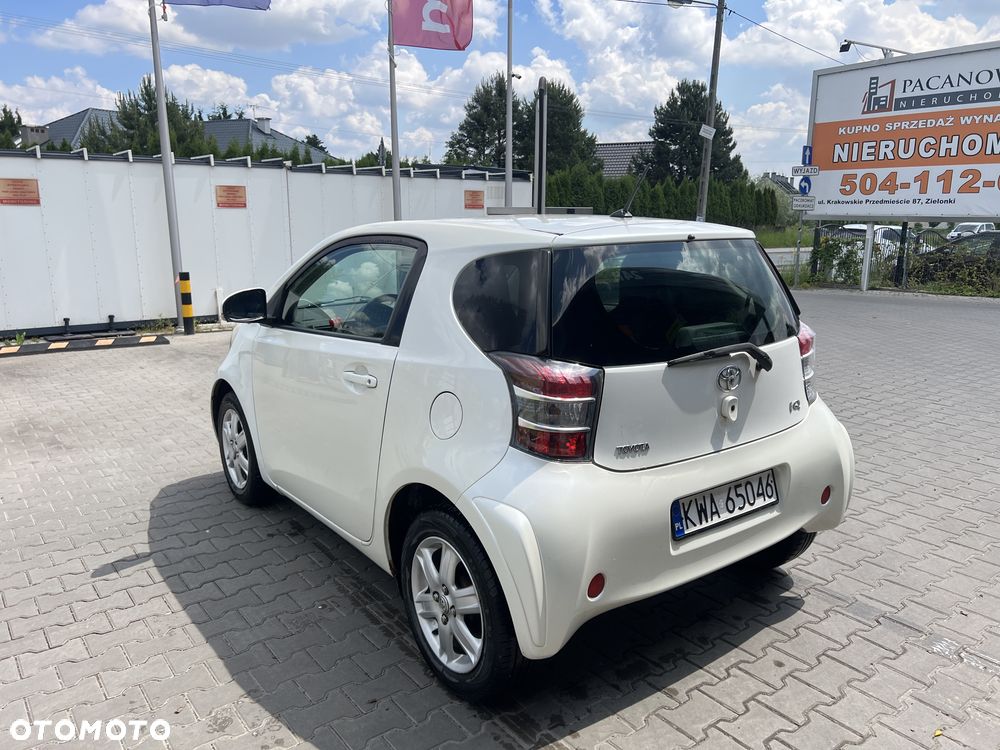 Toyota iQ - 6