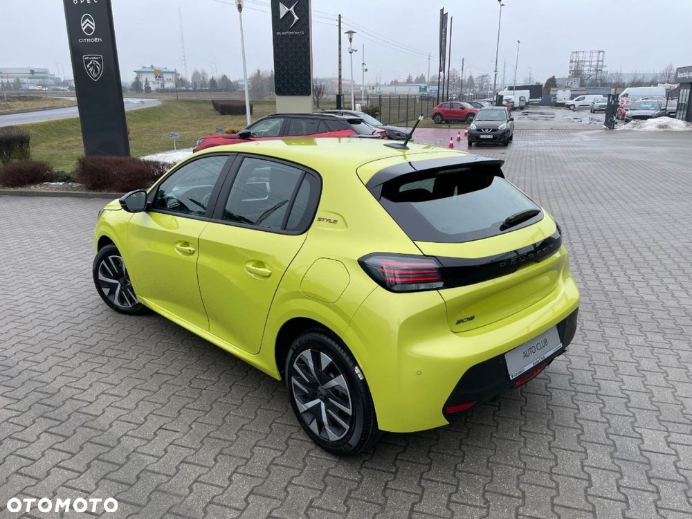 Peugeot 208 - 8
