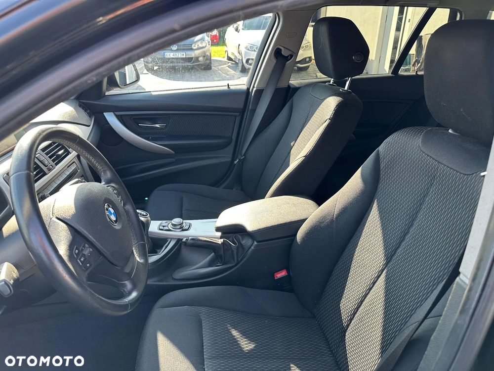 BMW Seria 3 318d Touring - 9