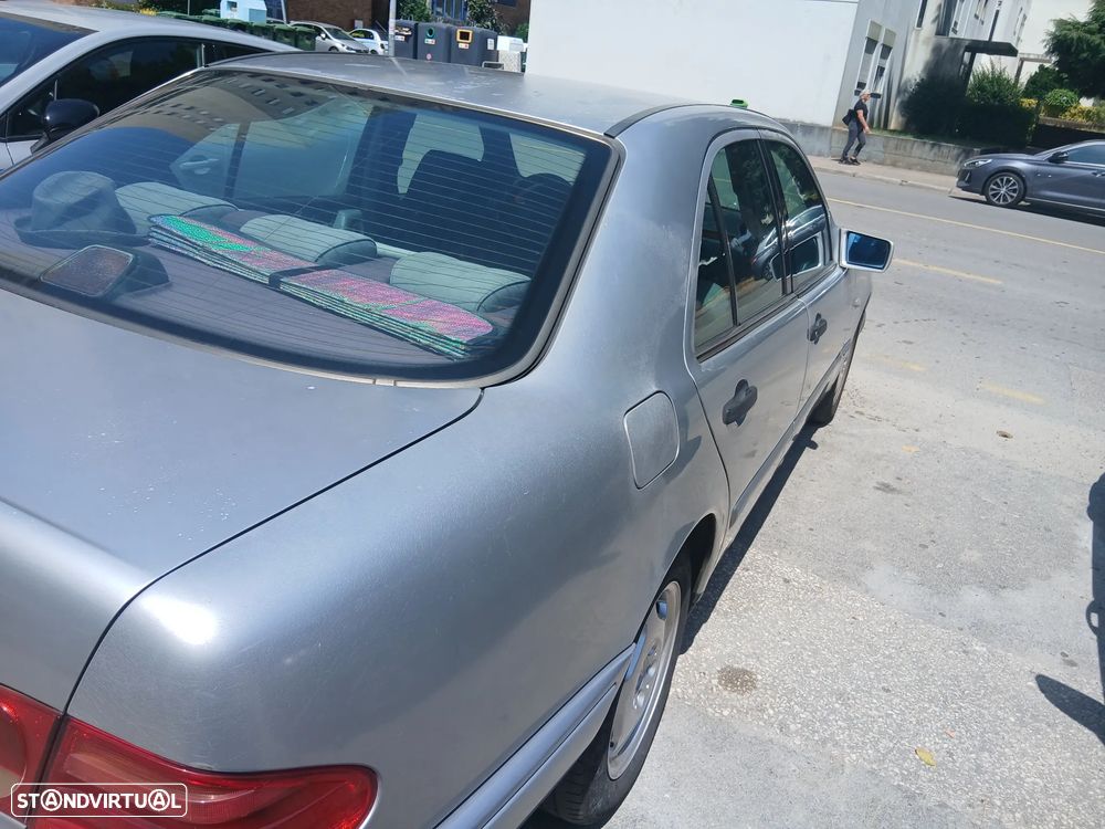 Mercedes-Benz E 220 D Classic - 2