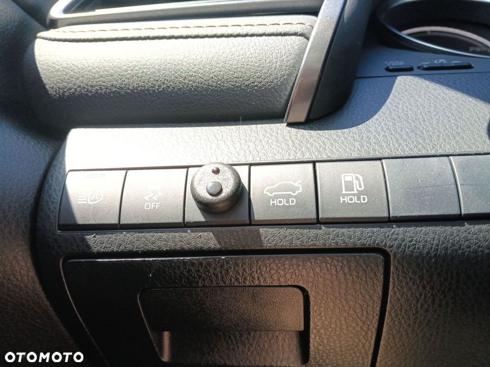 Toyota Camry 2.5 Hybrid Comfort CVT - 18