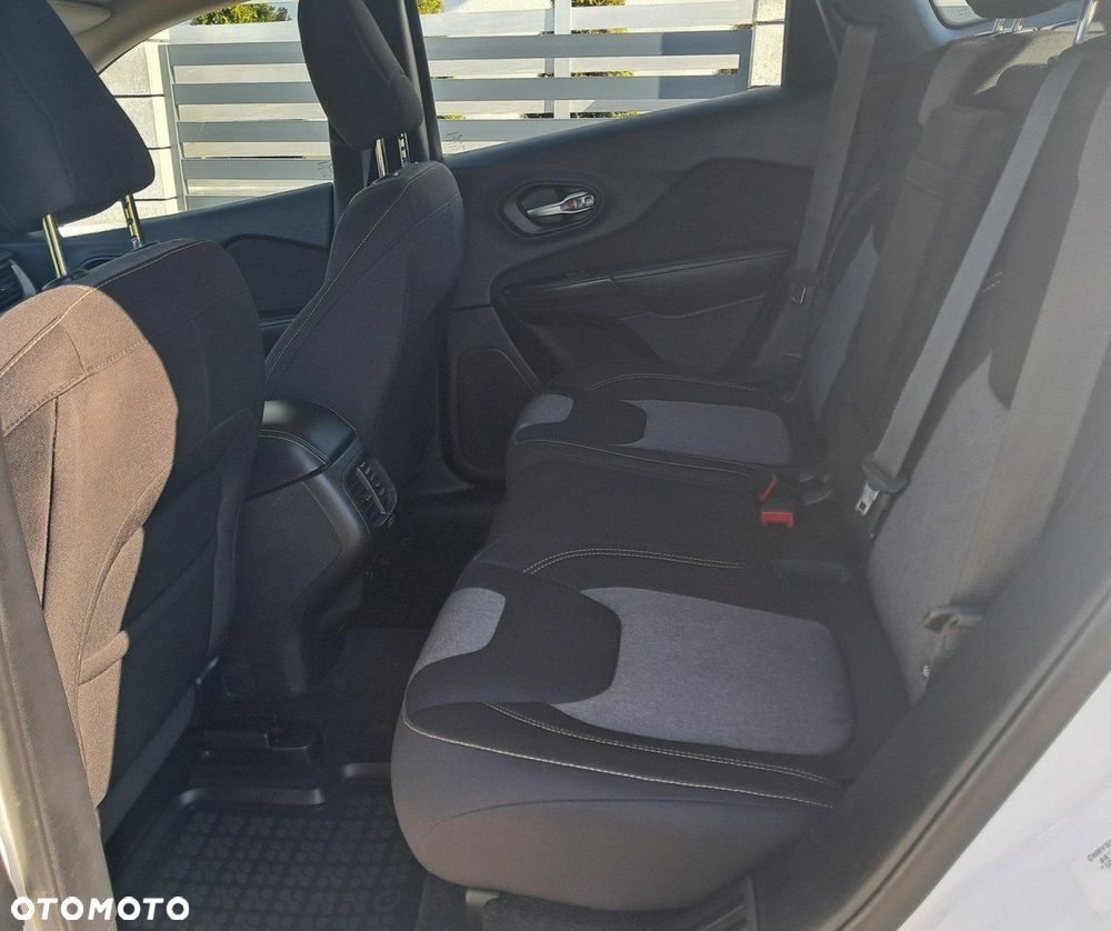 Jeep Cherokee - 12