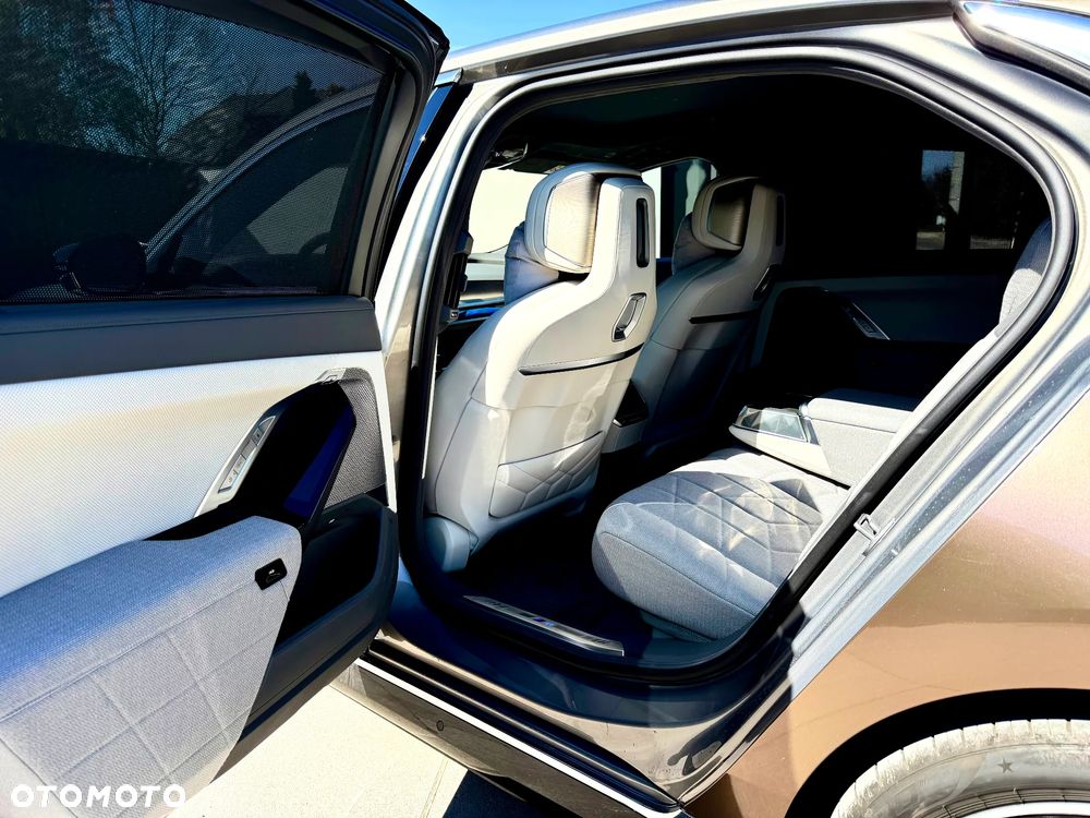 BMW Seria 7 M760e PHEV xDrive sport - 25