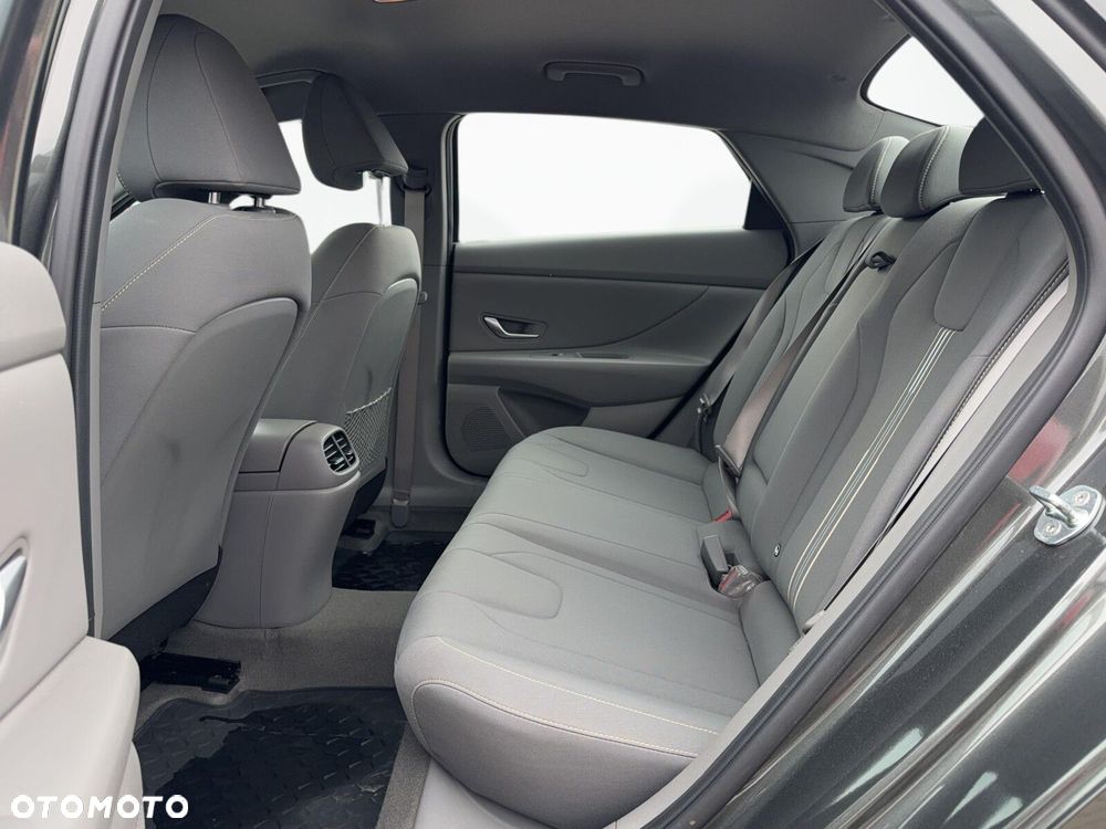 Hyundai Elantra - 11