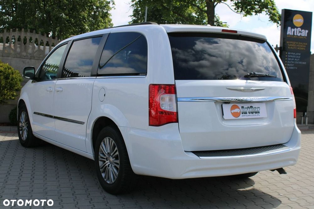 Chrysler Town & Country - 6