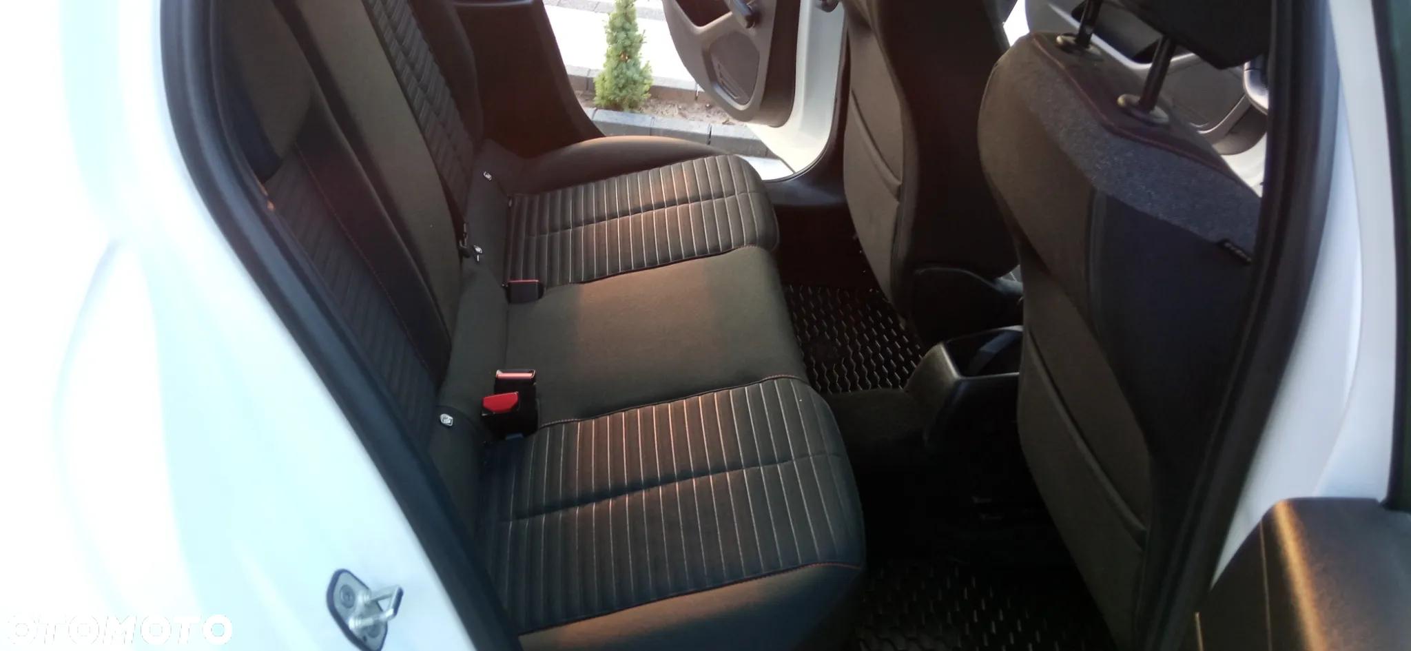 Peugeot 208 - 18