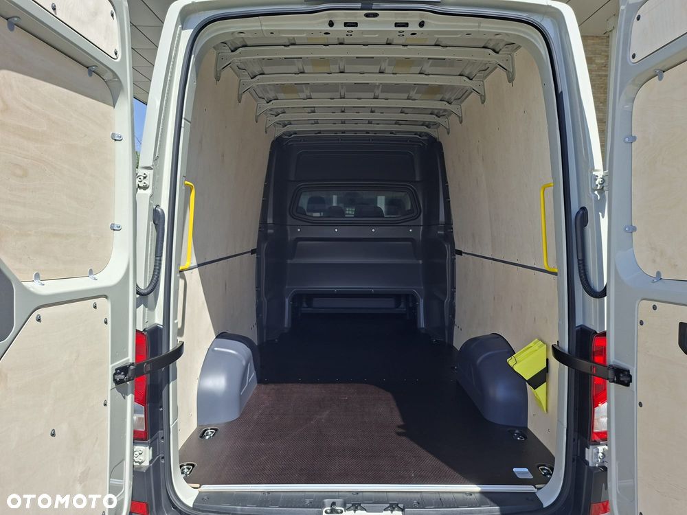 Volkswagen Crafter 35 Furgon, BRYGADÓWKA 7 osobowa, z wysokim dachem silnik: 2,0 l EURO VI SCR 140 KM / skrzynia biegów: Przedni napęd manualna 6-biegowa rozstaw osi: 4490 mm - 24