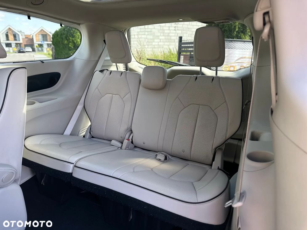 Chrysler Pacifica - 16