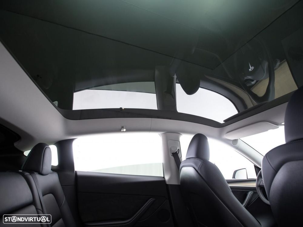 Tesla Model Y Long Range Dual Motor AWD — fotografia 13