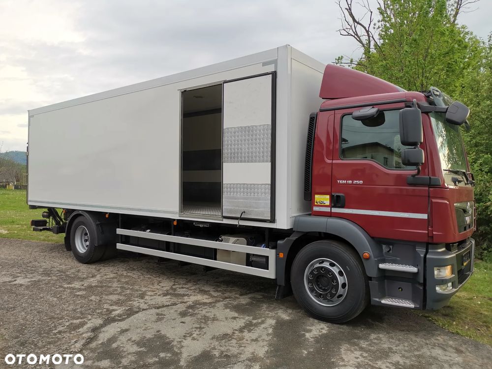 MAN MAN TGM 18.250 E6 / 7.76M 19 EPALET / IZOTERMA / ŁADNY / WINDA PALFINGER / 1 WŁAŚCICIEL / SALON POLSKA tgl - 19