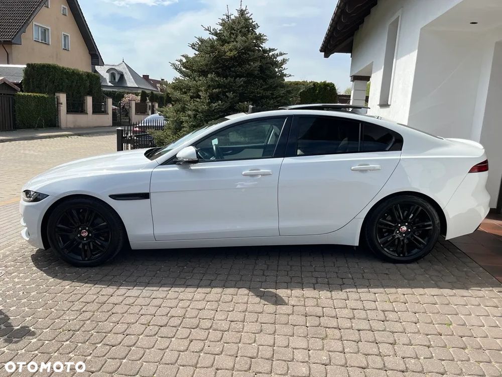 Jaguar XE 2.0 P250 R-Dynamic SE - 12