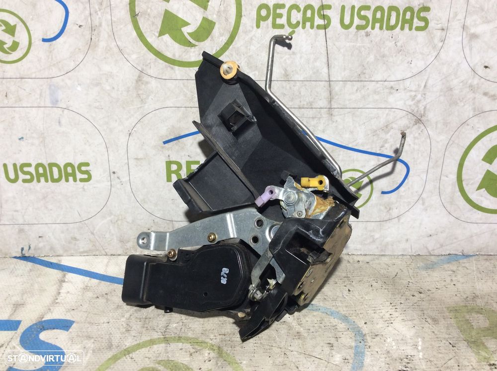 Fecho da porta frente direita Toyota Corolla E11 - 1