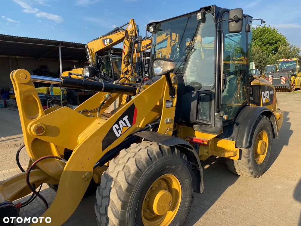 Caterpillar CAT 906H2, 2013 ROK, ŁYŻKA OTWIERANA + WIDŁY, z NIEMIEC, SUPER STAN, - 11