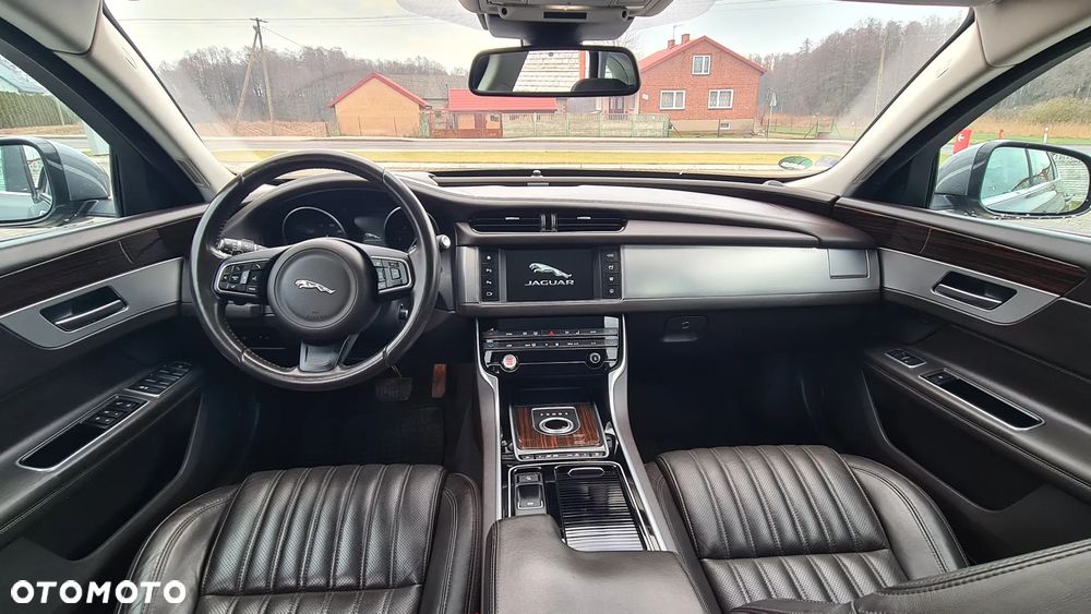 Jaguar XF 20d Portfolio - 26