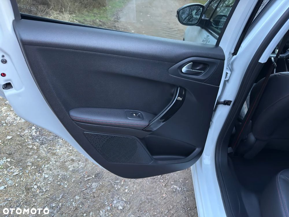 Peugeot 208 - 18
