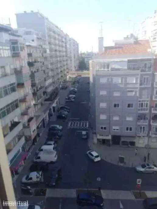 Excelente apartamento de 3 assoalhadas entre a Av de Roma e Av EUA - Grande imagem: 2/15