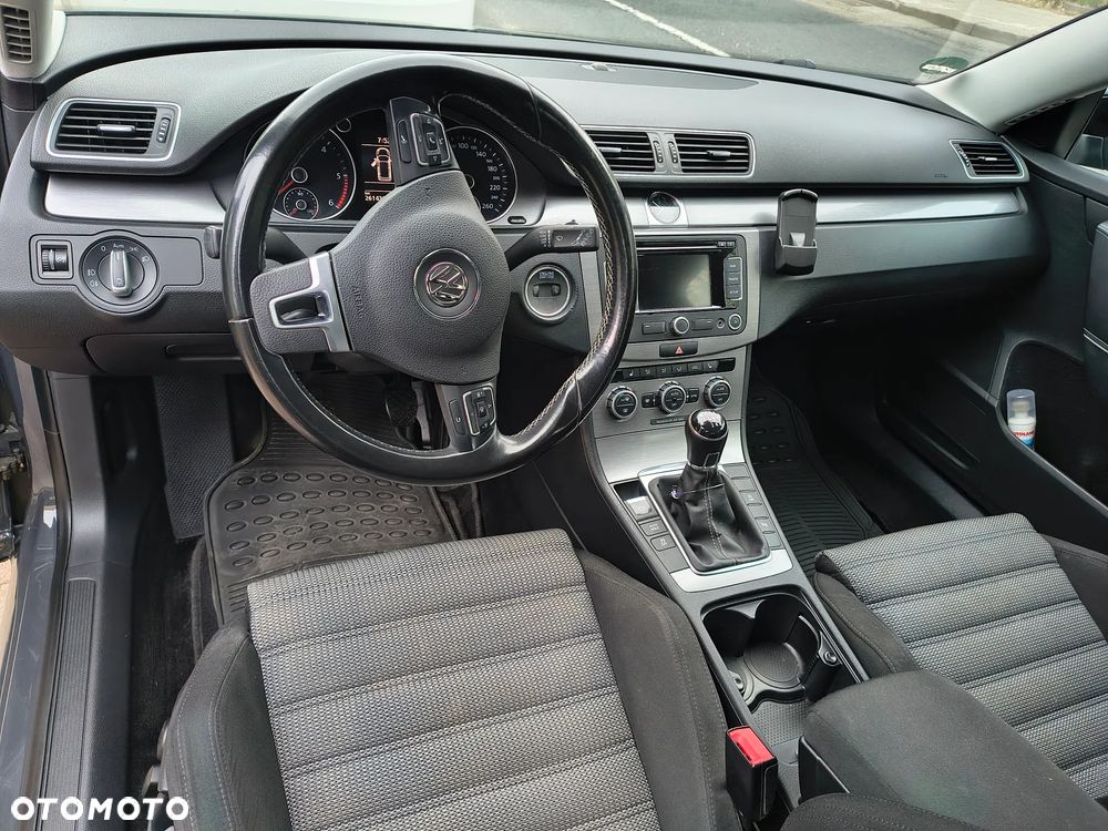 Volkswagen Passat 2.0 TDI Comfortline - 11