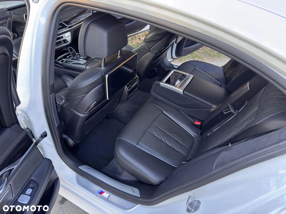 BMW Seria 7 750i xDrive - 26