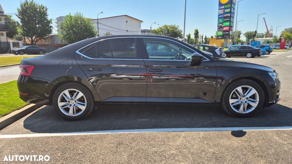 Skoda Superb 2.0 TDI DSG Ambition - 4