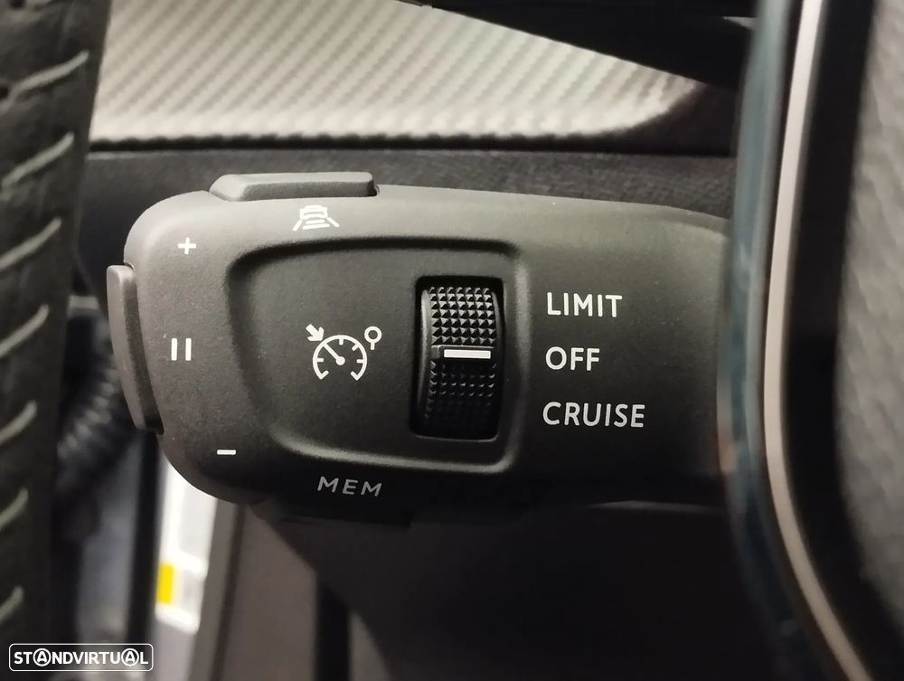 Peugeot 2008 1.2 Hybrid Allure e-DCS6 - 26