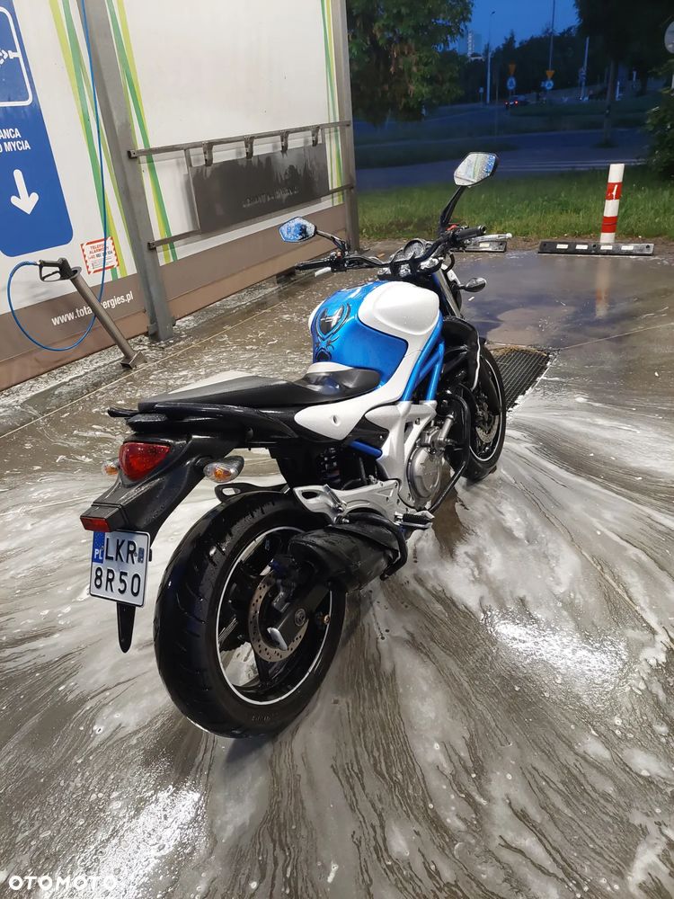 Suzuki Gladius - 2