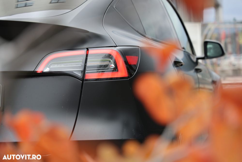 Tesla Model Y Performance Dual Motor AWD - 16
