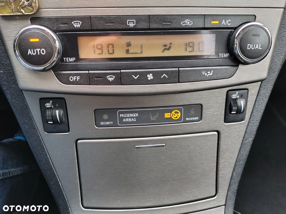 Toyota Avensis 1.8 Sol plus NAVI - 23
