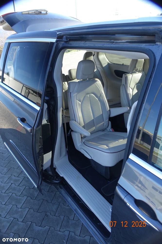 Chrysler Pacifica - 6