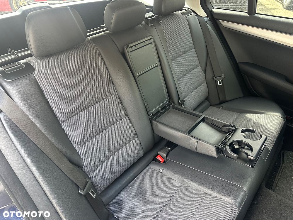 Mercedes-Benz Klasa C 180 CGI Automatik BlueEFFICIENCY Avantgarde - 24