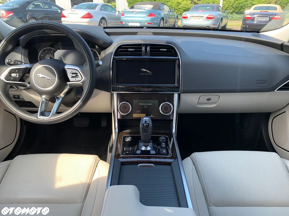 Jaguar XE 2.0 D200 mHEV R-Dynamic Black - 11